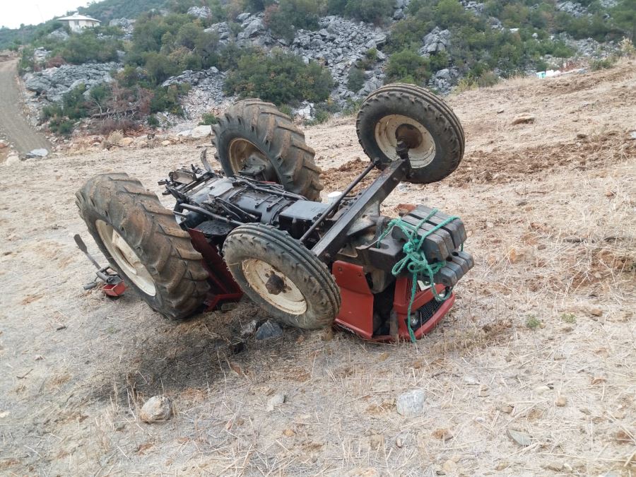 DEVRİLEN TRAKTÖRÜN ALTINDA KALAN SÜRÜCÜ HAYATINI KAYBETTİ