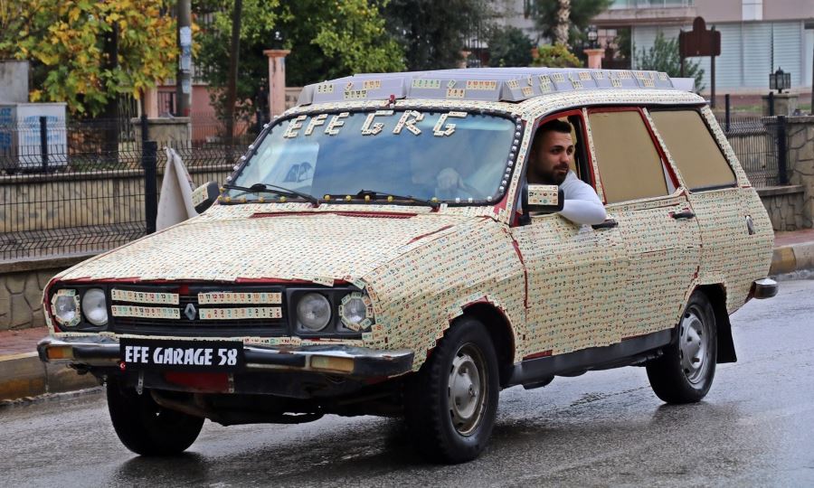 İDDİAYI KAYBETTİ, ARACINI 11 BİN OKEY TAŞIYLA KAPLAYIP TRAFİĞE ÇIKTI