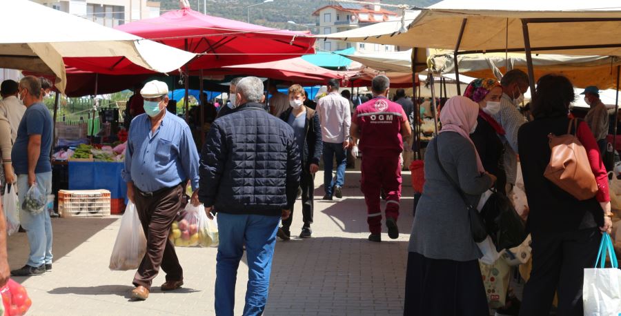 YASAK ÖNCESİ VATANDAŞ PAZARA AKIN ETTİ