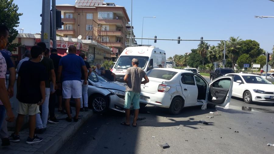 JANDARMA KAVŞAĞINDA KAZA: 4 YARALI