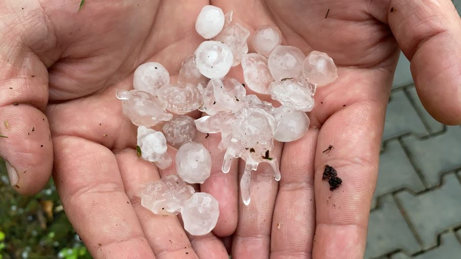 ALANYA’DA FINDIK BÜYÜKLÜĞÜNDE DOLU YAĞDI