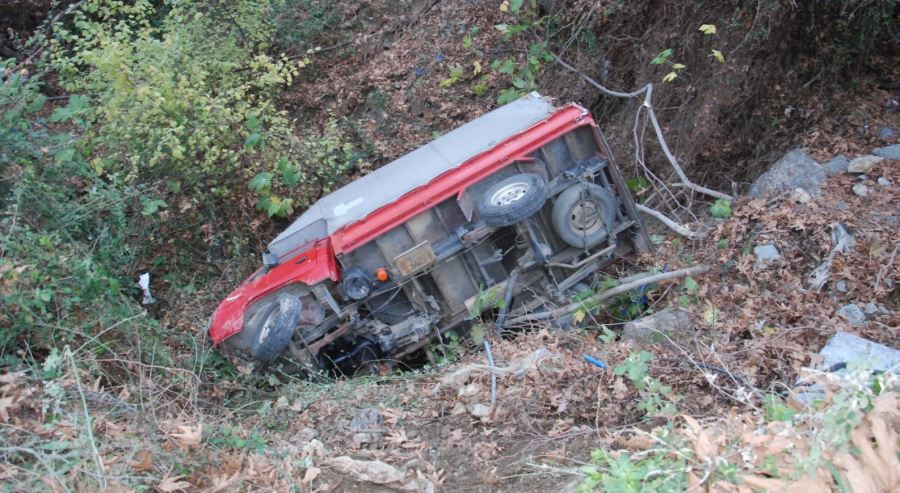  UÇURUMA DÜŞEN KAZAZEDE, 2 SAATLİK MÜCADELEDEN SONRA KURTULUP YARDIM İSTEDİ