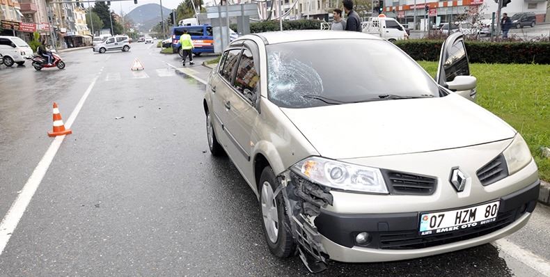 KARŞIYA GEÇMEYE ÇALIŞAN VATANDAŞA OTOMOBİL ÇARPTI