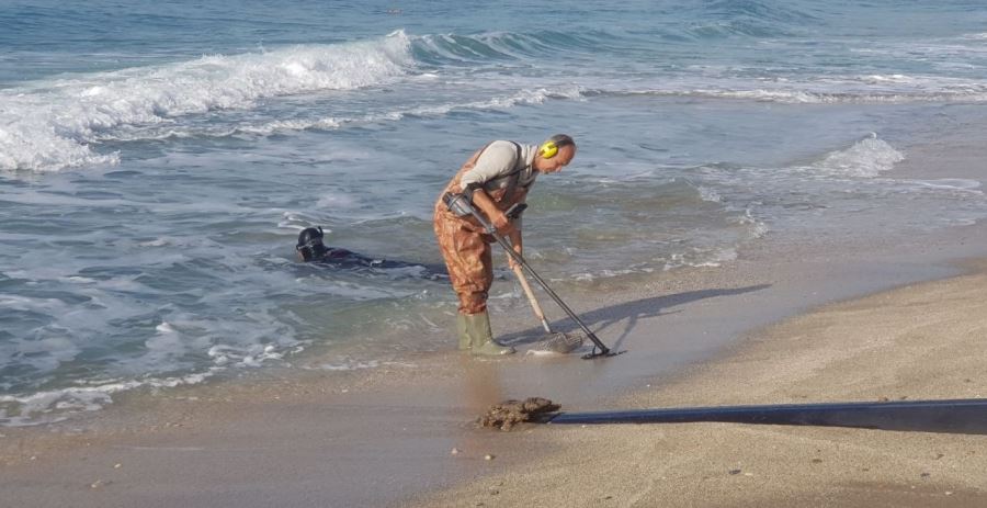 ALANYA’DA FIRTINA SONRASI ELİNE DEDEKTÖR ALAN SAHİLE KOŞTU