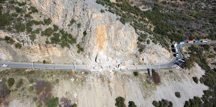 DEV KAYALARIN DÜŞTÜĞÜ YOL KONTROLLÜ OLARAK TRAFİĞE AÇILDI