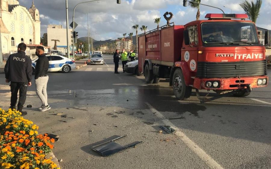 İTFAİYE ARACINA ÖNCE ÇARPTI, SONRA KAÇTI