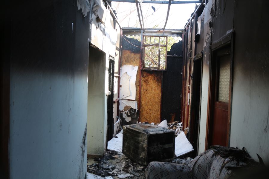 ÇAMAŞIR MAKİNESİNDEN ÇIKAN YANGIN EVİ KÜLE DÖNDÜRDÜ