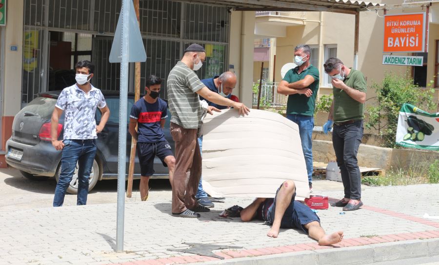 KAZA YAPAN SÜRÜCÜYÜ KAVURUCU SICAKTAN KARTONLA KORUDULAR