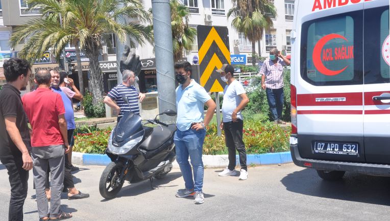 AMBULANSA YOL VEREYİM DERKEN KAZA YAPTI