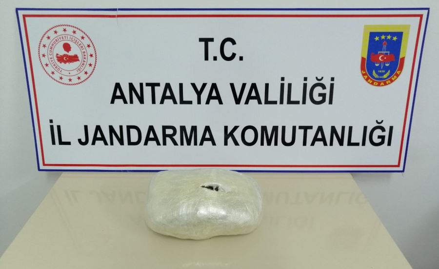 SIRT ÇANTASINDA 1.5 KG ESRAR TAŞIRKEN YAKALANDILAR