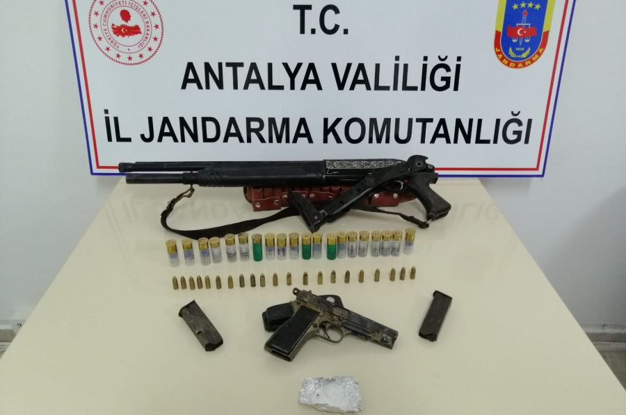 JANDARMA KAMYONETTE RUHTASIZ AV TÜFEĞİ, TABANCA VE UYUŞTURUCU ELE GEÇİRDİ