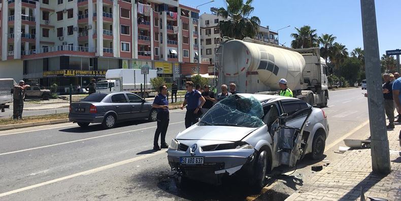 TANKERE ÇARPARAK TAKLA ATAN ARAÇ HURDAYA DÖNDÜ