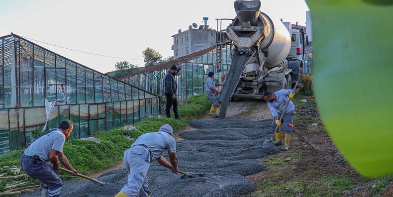 KAHYALAR’A BETON YOL HİZMETİ