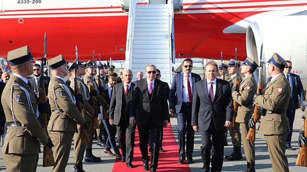 Cumhurbaşkanı Erdoğan Varşova`da resmi törenle karşılandı