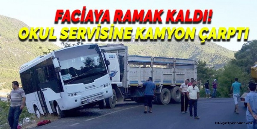 OKUL SERVİSİNE KAMYON ÇARPTI, 3 ÖĞRENCİ YARALANDI