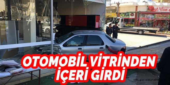 OTOMOBİL VİTRİNDEN  İÇERİ GİRDİ